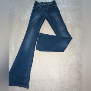 Zara denim blue jeans. Stretch fabric. Good fit for curvy silhouette.